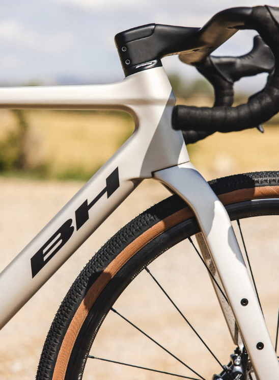 Rower BH GRAVELX AT 3.0 Light Silver roz. M